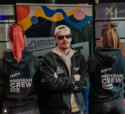 LIL FRAKK IS VELÜNK HANGOL AZ EFOTT-RA