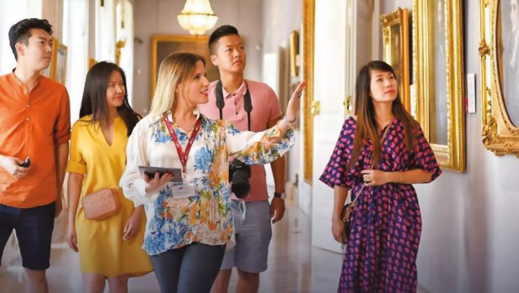 Tárlatvezetés a Gödöllői Királyi Kastély állandó kiállításában Tárlatvezetés a Gödöllői Királyi Kastély állandó kiállításában fotó