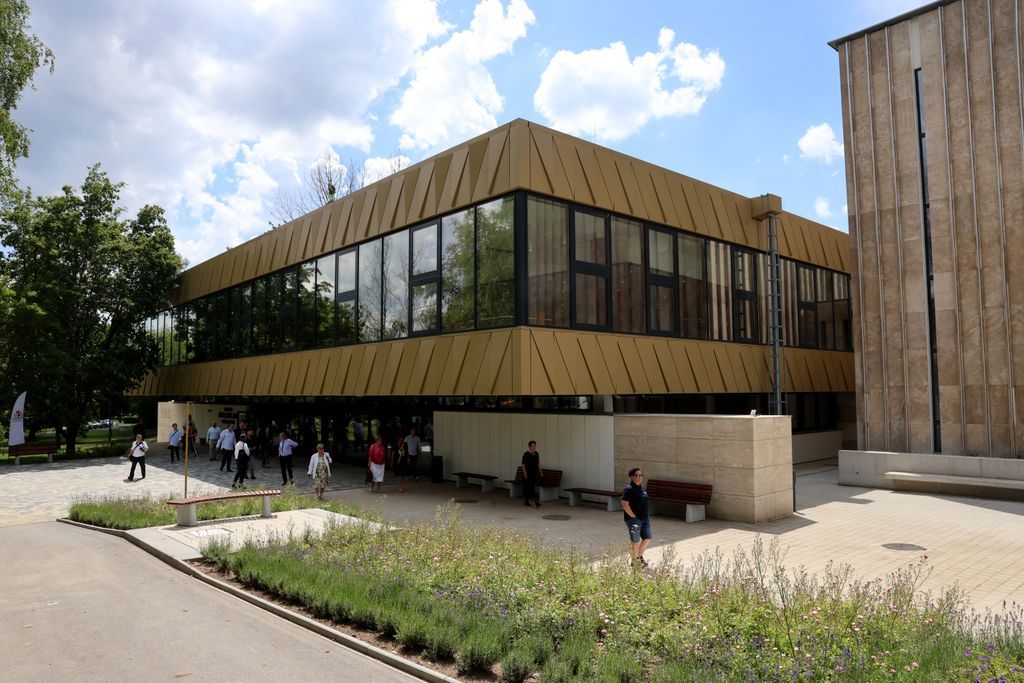 Miskolci Egyetem Könyvtár, Levéltár és Múzeum látogatása tárlatvezetéssel Miskolci Egyetem Könyvtár, Levéltár és Múzeum látogatása tárlatvezetéssel fotó