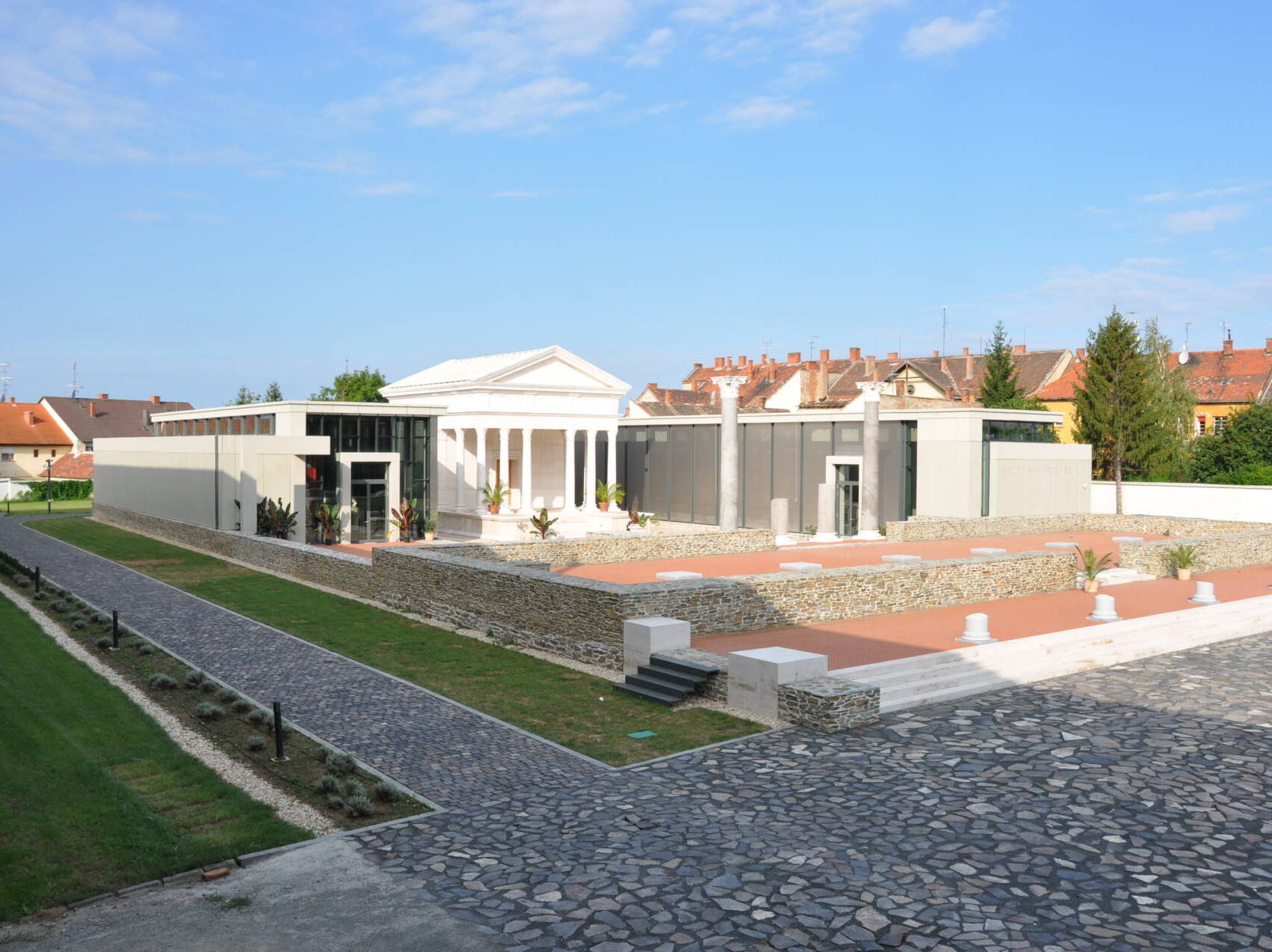 Feliratos edények az Iseum-körzetből fotó