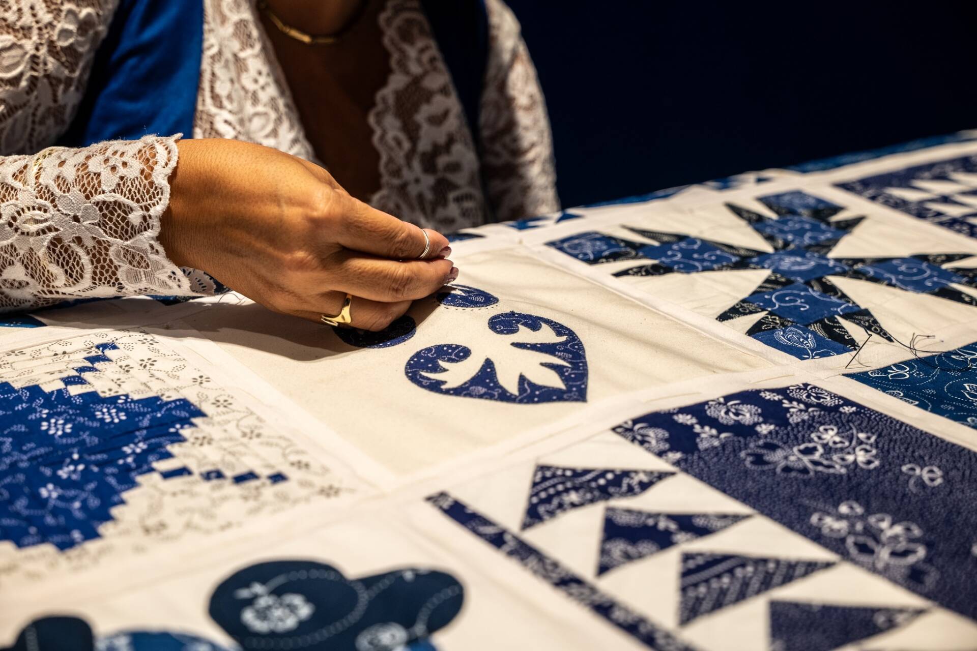 Foltvarrás kékben fotó