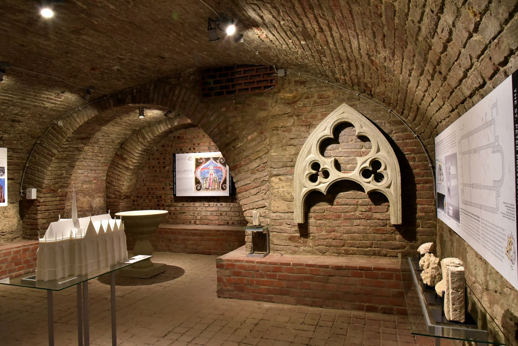 Templomok a talpunk alatt kiállítás fotó