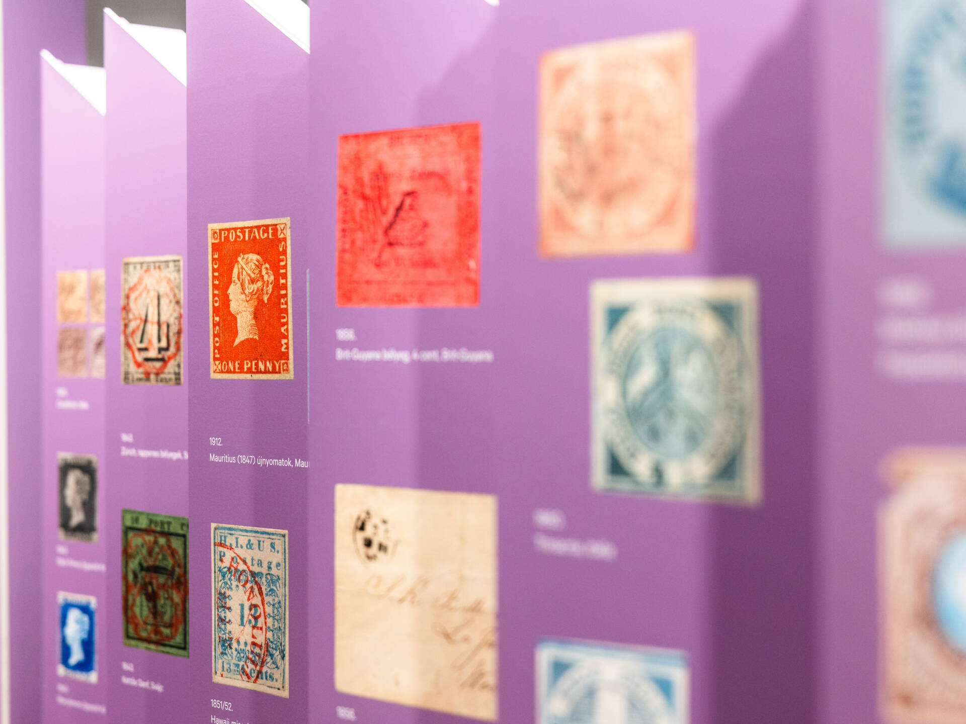 Időszaki kiállítás – “Postajegyek és bankjegyek – Kéz a kézben!” fotó