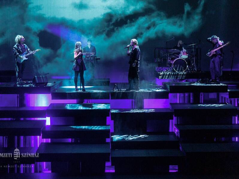 VECSEI H. MIKLÓS ÉS A QJÚB: ÁZOTT HAJÁBAN HÉT HALOTT BOGÁR RAGYOG fotó